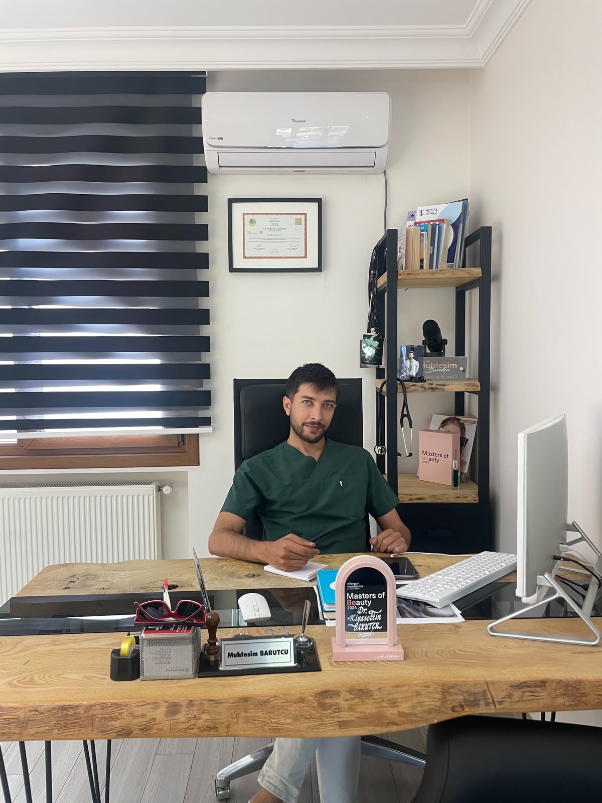 Dr. Kiyasettin BARUTCU, Bakırköy’deki muayenehanesinde